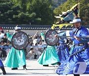 경복궁서 재현되는 조선시대 왕의 호위군 사열식 '첩종'