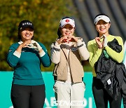 [STN포토]신다인-이소영-손예빈, 예쁜 하트 날려요