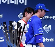 [포토] KIA 김도영-삼성 김영웅 '한국시리즈 우승 트로피 놓고 맞대결'