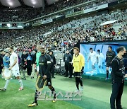 [포토]서울월드컵경기장 입장하는 축구 레전드들