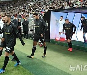 입장하는 축구 레전드