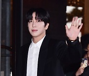 [TD포토] '손인사 하는 정용화'