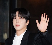 [T포토] 정용화 '댄디한 손인사'