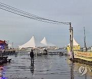 해일주의보 속 만조 겹치면서 태안 붉은노을축제장 물바다