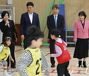 부산 찾아 늘봄학교 현장 점검하는 이주호 부총리