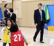 부산서 늘봄학교 현장 살펴보는 이주호 부총리