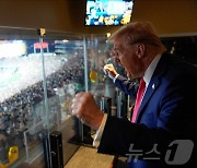 [포토] 미식축구 경기 관람하는 트럼프