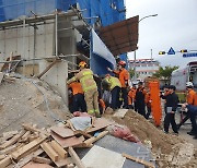 부산 신축공사 현장서 50대 작업자 매몰…1시간 30분만에 구조