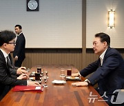 한동훈 "김 여사 이슈 해소·쇄신 필요성 건의"…윤 답변은 '함구'