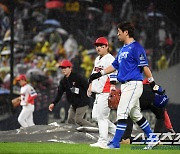 [포토] 한국시리즈 1차전 6회 우천 중단