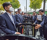 野, 헌정 사상 첫 영부인 동행명령장...관저 찾아가 경찰과 90분 대치