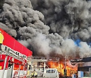 인천 기계공장 불… 강풍 타고 순식간에 번져 주변 건물 30개 태우고, 야산 옮겨붙어 ‘아찔’