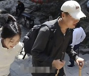 "가방 들어줄 男 대학생 구해요"…中 인플루언서 등산법 '화제'