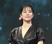 ‘믿고 보는 배우’ 김현주, ‘지옥2’ 블랙 레더 원피스로 카리스마 폭발!