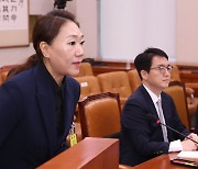 ‘명태균 의혹 폭로’ 강혜경, 법사위 출석…“김 여사가 김영선 공천 줬다”