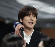 규현, 한국시리즈 1차전 애국가 불렀다…빗속의 열창