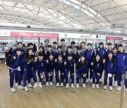 출국 전 기념 촬영하는 여자 축구 대표팀