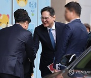 지원사업단 행사 관계자와 인사 나누는 이재용 회장