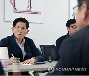 의견 청취하는 김문수 장관