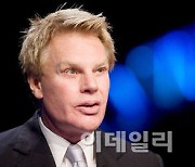 "애버크롬비 전 CEO 성매매 관련 혐의로 체포"