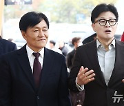 강화군수와 상인들에게 감사 인사하는 한동훈 대표