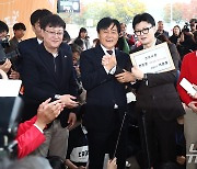 강화군수에게 건의사항 전달 받는 한동훈 대표