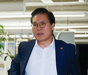 만찬 향하는 송석준 의원