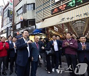 부산 초량시장 찾은 윤석열 대통령