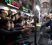 윤석열 대통령, 초량시장 시민들과 인사