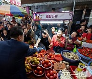 윤석열 대통령, 부산 초량시장 방문