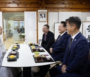 범어사 찾은 尹 “힘든 상황 업보로 생각…돌던져도 맞고 가겠다” 