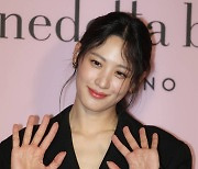 [포토] 수현, 아름다운 손인사