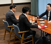 Yoon and PPP leader Han only check differences in opinions and leave meeting empty handed