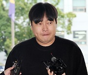 Comedian Lee Jin-ho interviewed by police on gambling and fraud charges