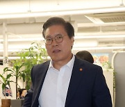 친한계 만찬 참석하는 송석준 의원