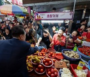 부산 초량시장 찾은 윤 대통령