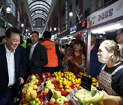 부산 초량시장 찾은 윤 대통령