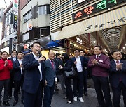 부산 초량시장 찾은 尹 "여러분들 더 잘 살게 해드려야겠단 마음"