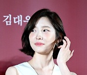 박지현, '우아함 쓸어넘기며' [사진]