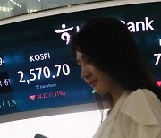 "원·달러 환율 1400원 넘을 수도···한은, 금리 운신폭 좁아져"