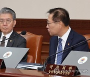 대화하는 박성재 장관과 김홍균 차관