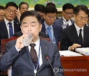 물 마시는 김형석 독립기념관장