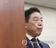 질의 경청하는 김형석 독립기념관장