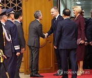 인사하는 폴란드 대통령과 김홍균 차관