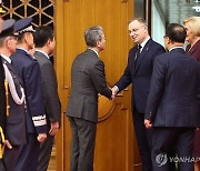 인사하는 폴란드 대통령과 김홍균 차관