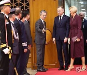 인사하는 폴란드 대통령과 김홍균 차관