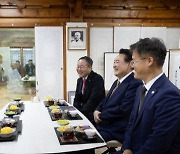 [사설] 김 여사 문제, 돌 맞으며 갈 수 있는 상황 아니다