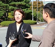 ‘명태균 폭로’ 강혜경, 검찰 조사.. 김건희 여사 질문에 “아직 아냐”