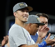 "한 번만 더 하면 그는 전설이 될 것"…NLCS MVP 차지한 韓국대 에드먼, 양키스 상대로 다시 팬들 사로잡을까