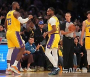 NBA 레이커스, 미네소타 꺾고 첫 승…제임스 부자 최초 동반 출전